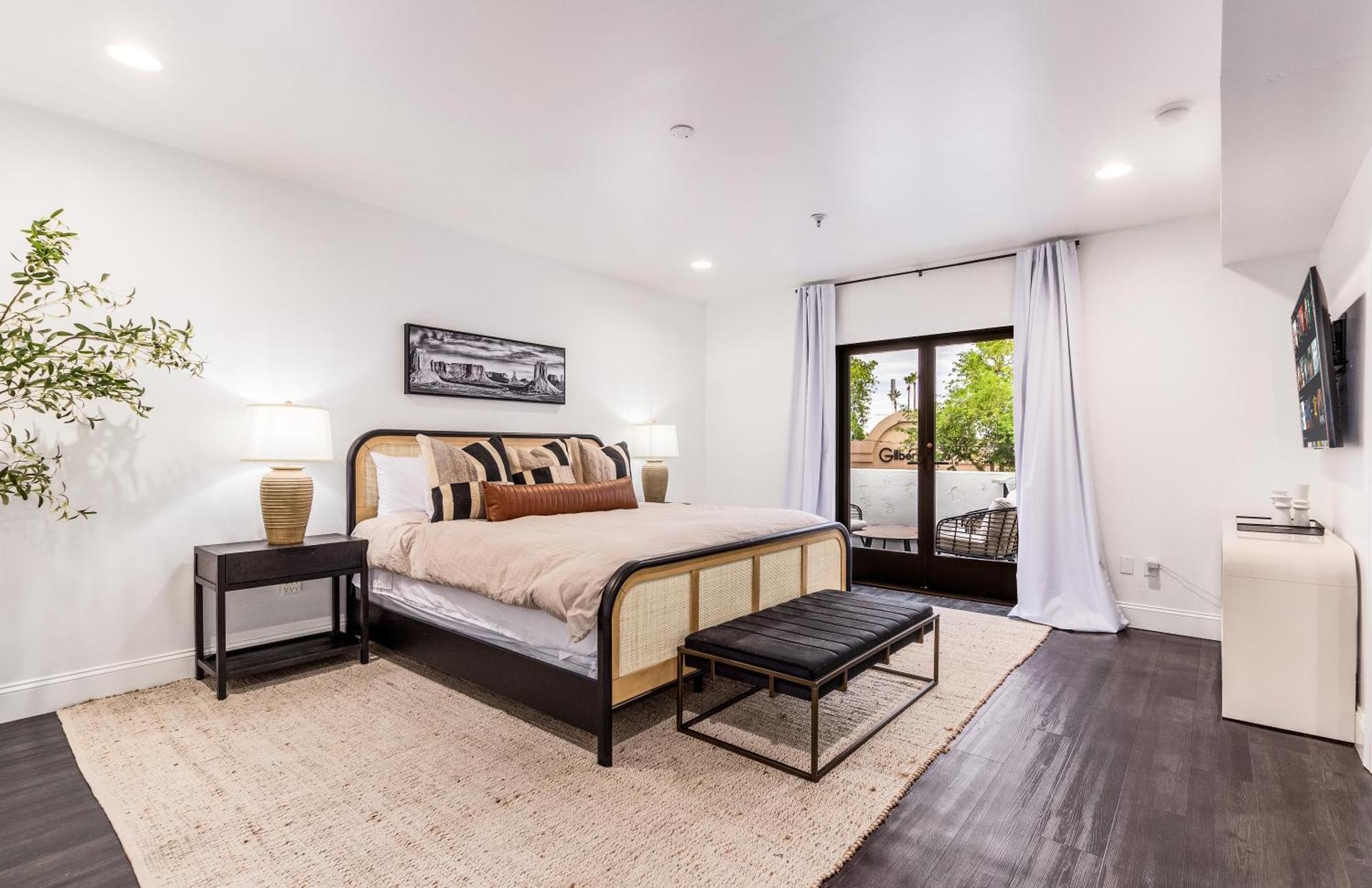 Chic 3br Escape Steps From Old Town Bars Free Parking Apartment *