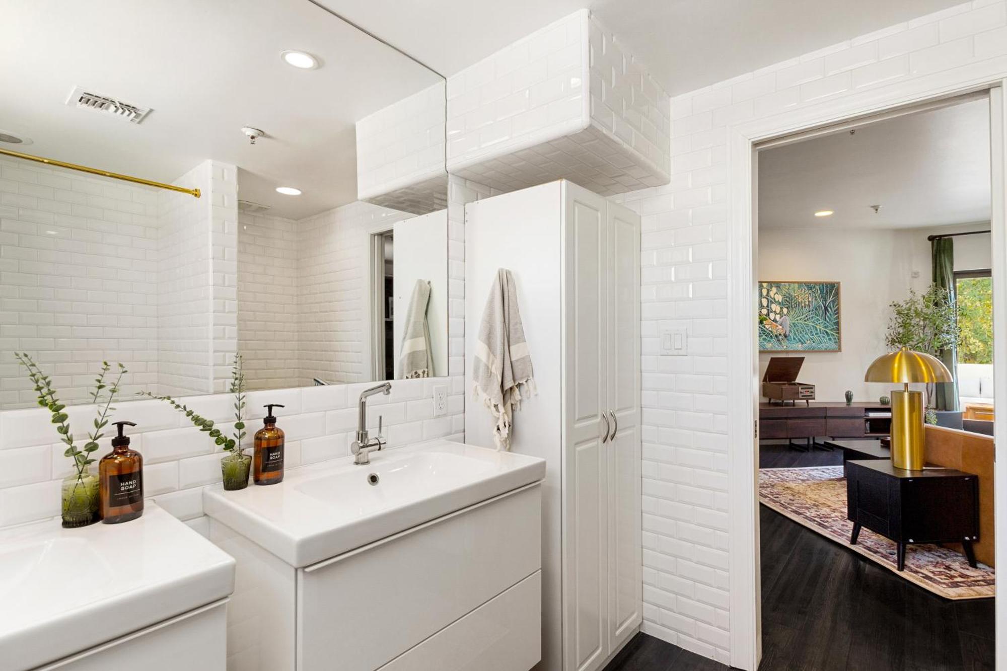 Apartment Chic 3br Escape Steps From Old Town Bars Free Parking *