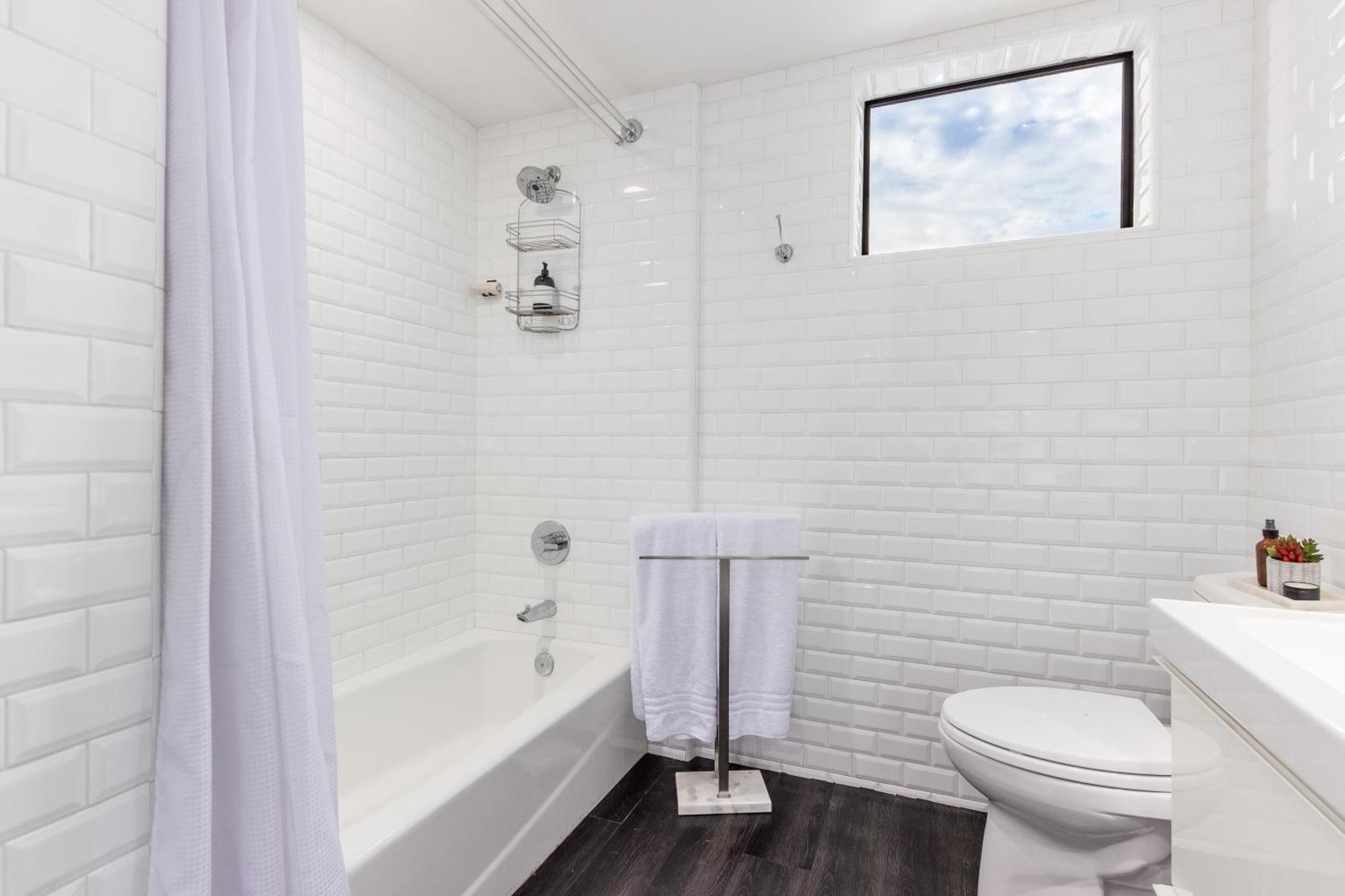 Chic 3br Escape Steps From Old Town Bars Free Parking *