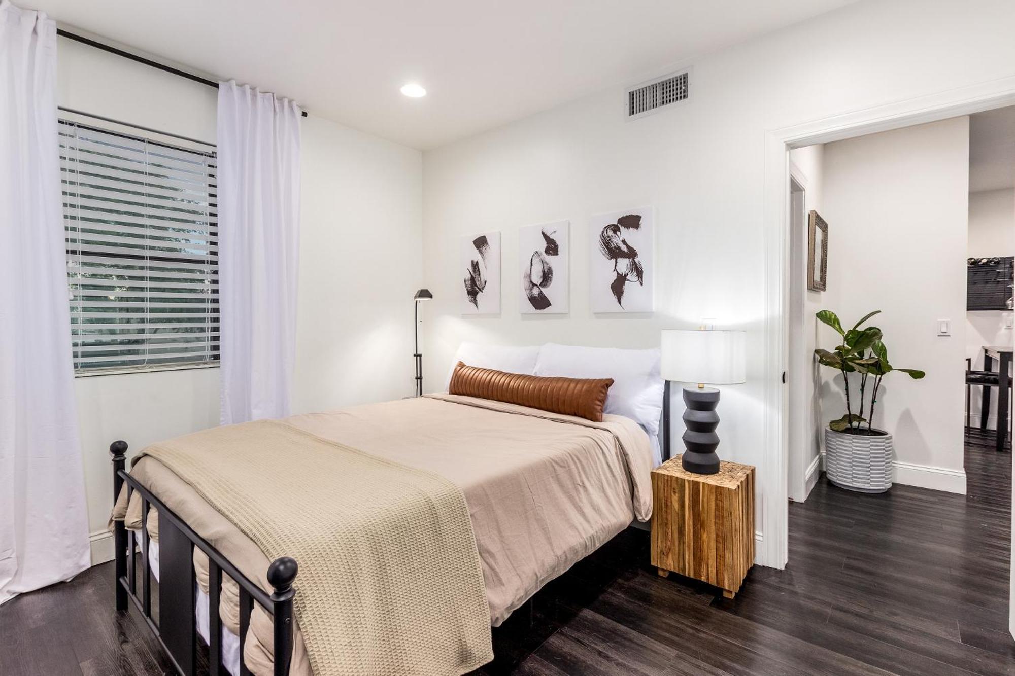 Apartment Chic 3br Escape Steps From Old Town Bars Free Parking