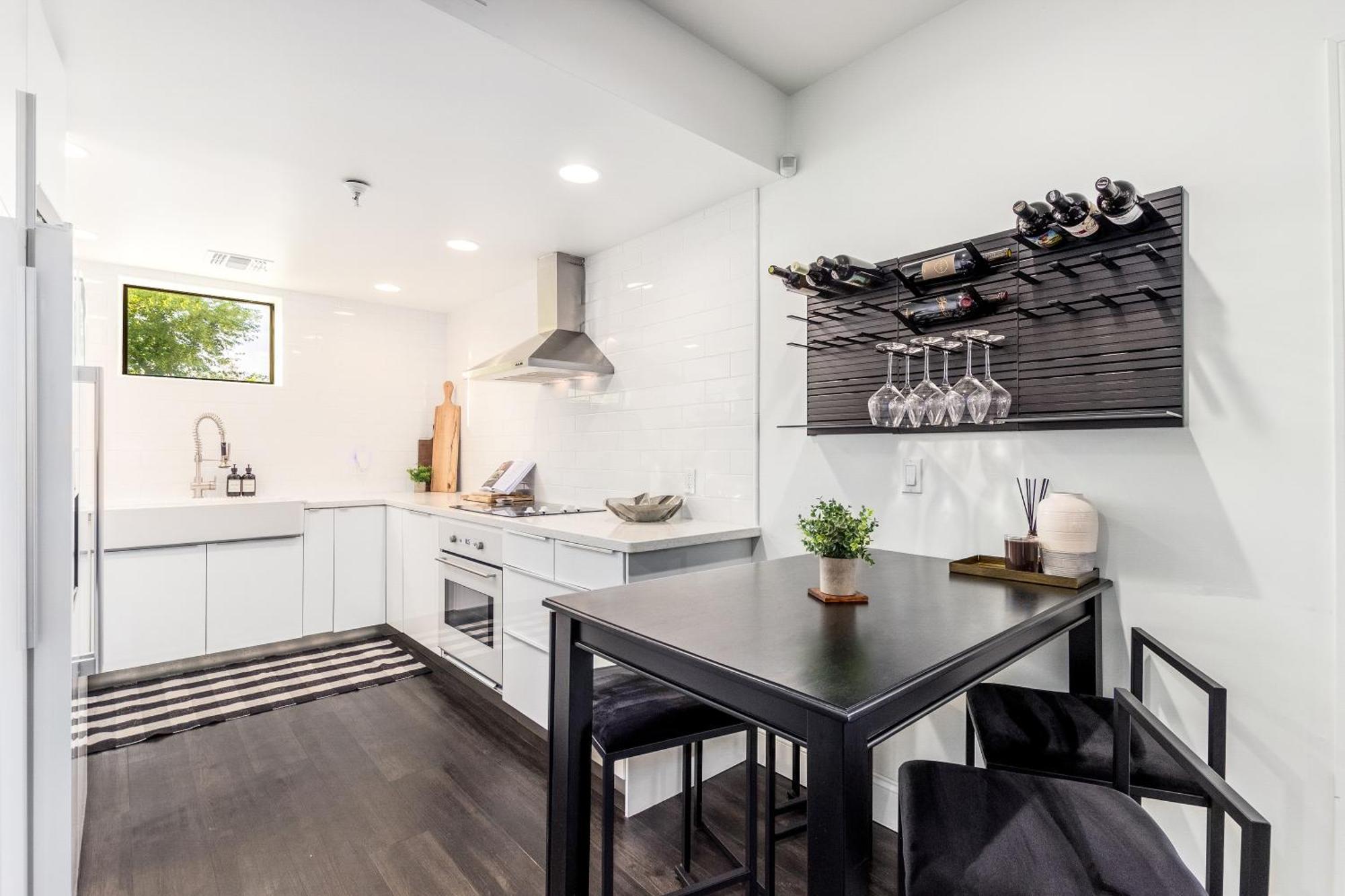 Chic 3br Escape Steps From Old Town Bars Free Parking