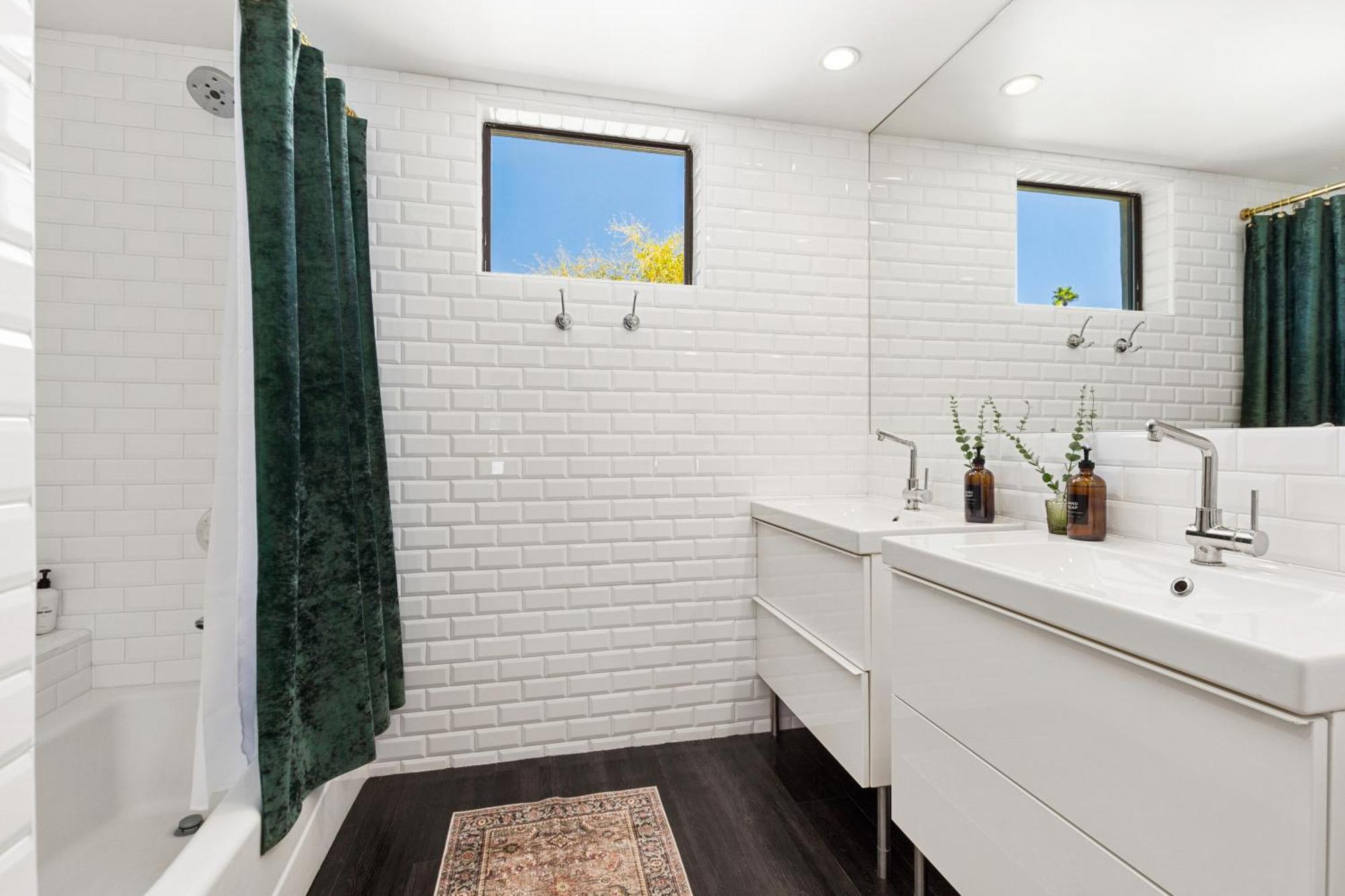 Chic 3br Escape Steps From Old Town Bars Free Parking Apartment *