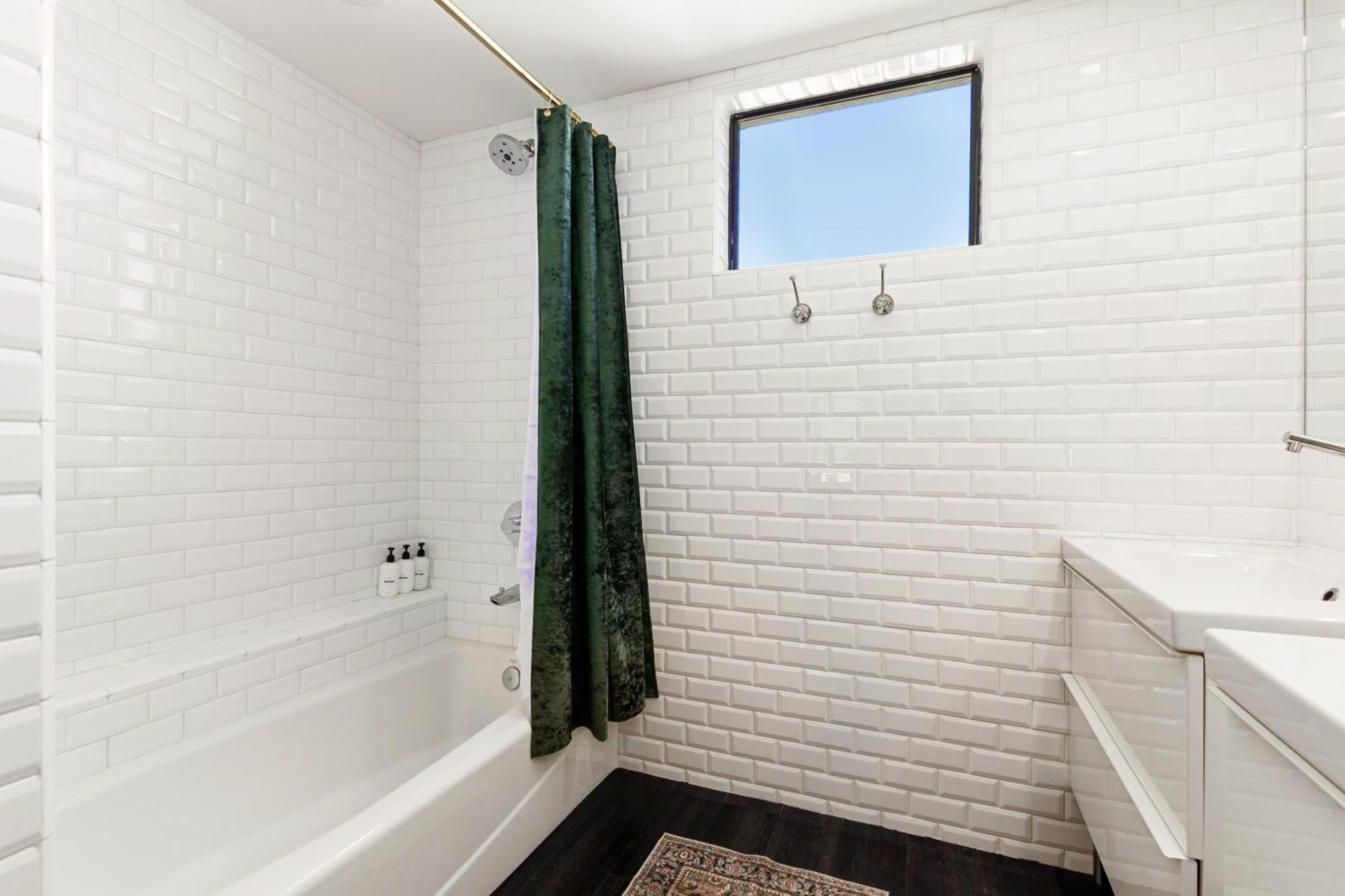 Chic 3br Escape Steps From Old Town Bars Free Parking